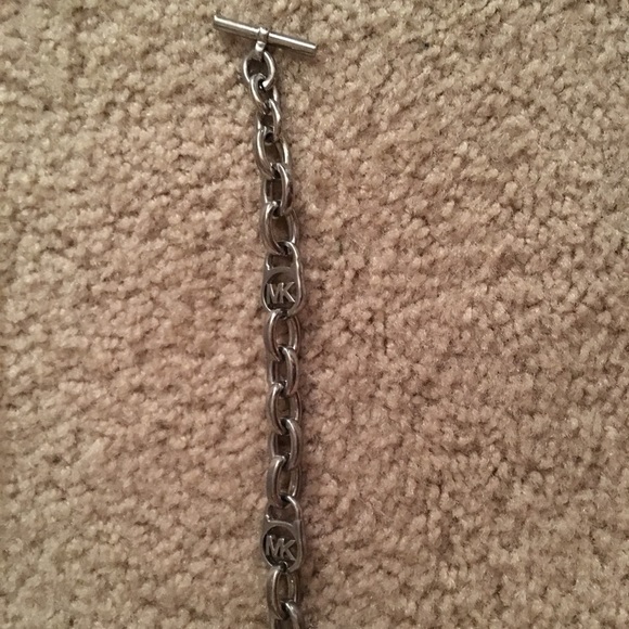 🔒🔗 Michael Kors Silver Lock Link Bracelet - Picture 5 of 5